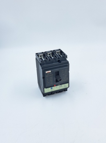 Выключатель в литом корпусе YCM3 T/A 250H 3P 125A 85кА | код B050904 | CNC Выключатель в литом корпусе YCM3 T/A 250H 3P 125A 85кА | код B050904 | CNC