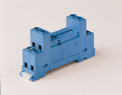 Розетка с винтовыми клеммами (с зажимной клетью) для реле 40.31, применяются модули 99.01, в комплекте металлическая клипса 095.71, версия: синий цвет | код 9563SMA | FINDER