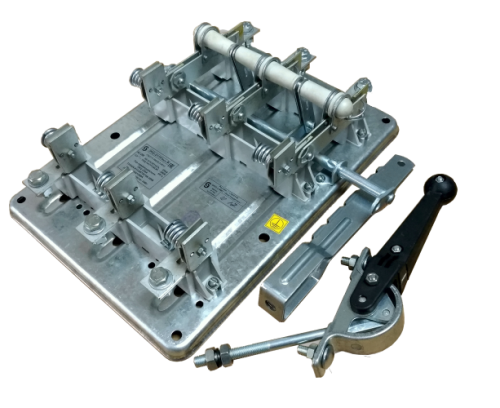 Рубильник с предохранителями РПС-4/1Л(П)исп.4 номинальный ток 400 А, со смещенным приводом, вал 180 мм, левый (правый) серии РП на общей плите ТУ 3424-002-01395420-01 (исполнения 4), на изоляторах из армамида, предохранителями не комплектуются | код Рубильник с предохранителями РПС-4/1Л(П)исп.4 номинальный ток 400 А, со смещенным приводом, вал 180 мм, левый (правый) серии РП на общей плите ТУ 3424-002-01395420-01 (исполнения 4), на изоляторах из армамида, предохранителями не комплектуются | код