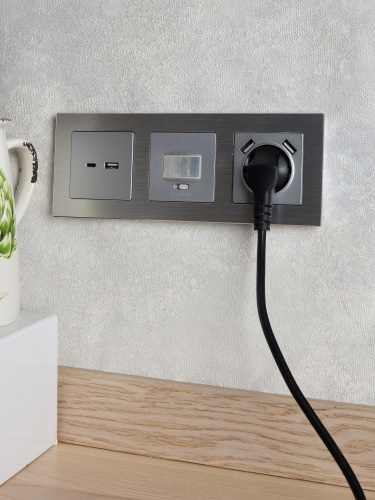 Рамка 3-м BRITE РУ-3-1-БрА металл алюм. | код. BR-M32-M-K47 | IEK фото 5 Рамка 3-м BRITE РУ-3-1-БрА металл алюм. | код. BR-M32-M-K47 | IEK фото 5