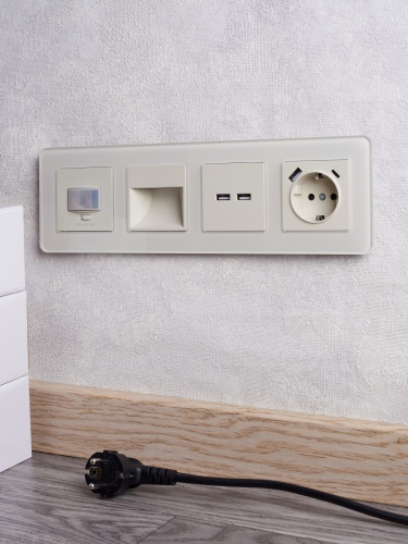 Розетка BRITE РЮш11-1-БрКр 16А с USB A+C 18Вт с заземл. защ. шторки беж. | код. BR-R14-16-U22-018-K10 | IEK фото 6