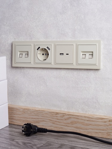 Розетка BRITE РЮш10-1-БрКр 16А с USB A+A 2.1А с заземл. защ. шторки беж. | код. BR-R14-16-U21-D21-K10 | IEK фото 4