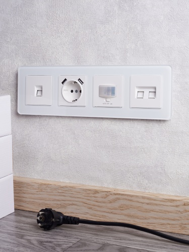 Розетка BRITE РЮш10-2-БрБ 16А с USB A+A 3.1А с заземл. защ. шторки бел. | код. BR-R14-16-U21-D31-K01 | IEK фото 5