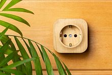 Розетка QUTEO, открытый монтаж, с заземлением, со шторками, светло-коричневый | код. 782280 | Legrand