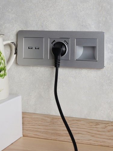 Розетка BRITE РЮш10-1-БрА 16А с USB A+A 2.1А с заземл. защ. шторки алюм. | код. BR-R14-16-U21-D21-K47 | IEK фото 6