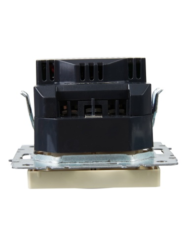 Розетка BRITE РЮш10-1-БрКр 16А с USB A+A 2.1А с заземл. защ. шторки беж. | код. BR-R14-16-U21-D21-K10 | IEK фото 6