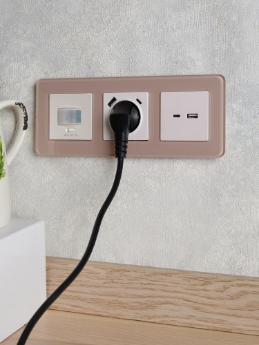 BRITE Роз. с з/к/ш 16А с USB A+C 18Вт РЮш11-1-БрЖ жемч. IEK | код BR-R14-16-U22-018-K36 | IEK фото 6